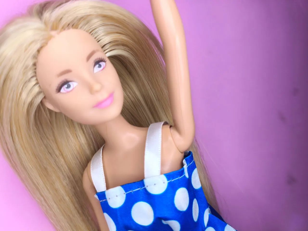 Boneca Barbie com implante e mão danificada  - Foto 4