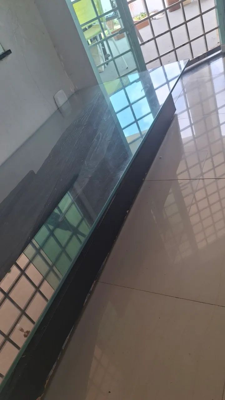Vendo mesa de centro com tampo de vidro