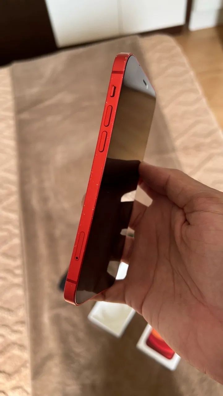 iPhone 12 vermelho, 256GB. Espaço de sobra pra fotos, vídeos e
