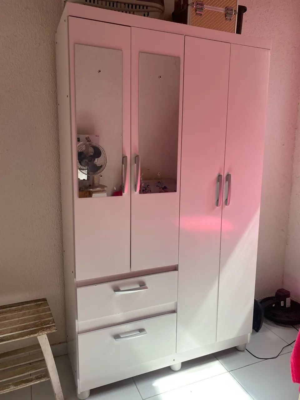 Guarda-roupa, quatro portas e super espaçoso.