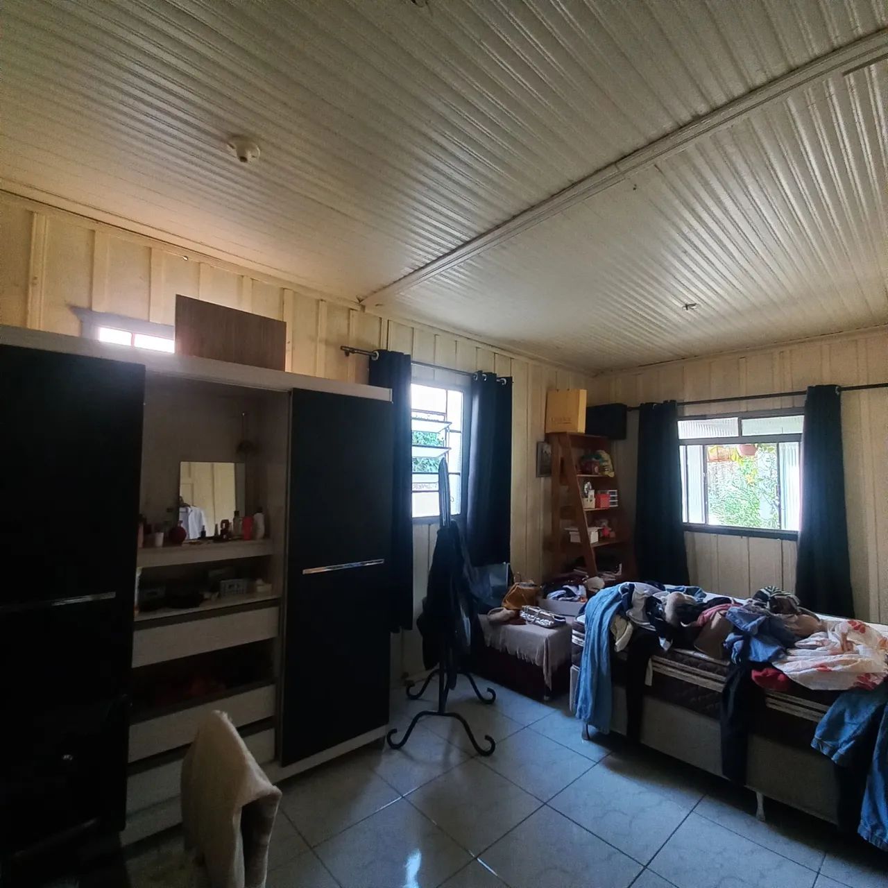 Vendo meio terreno  com casa de madeira  - Foto 4