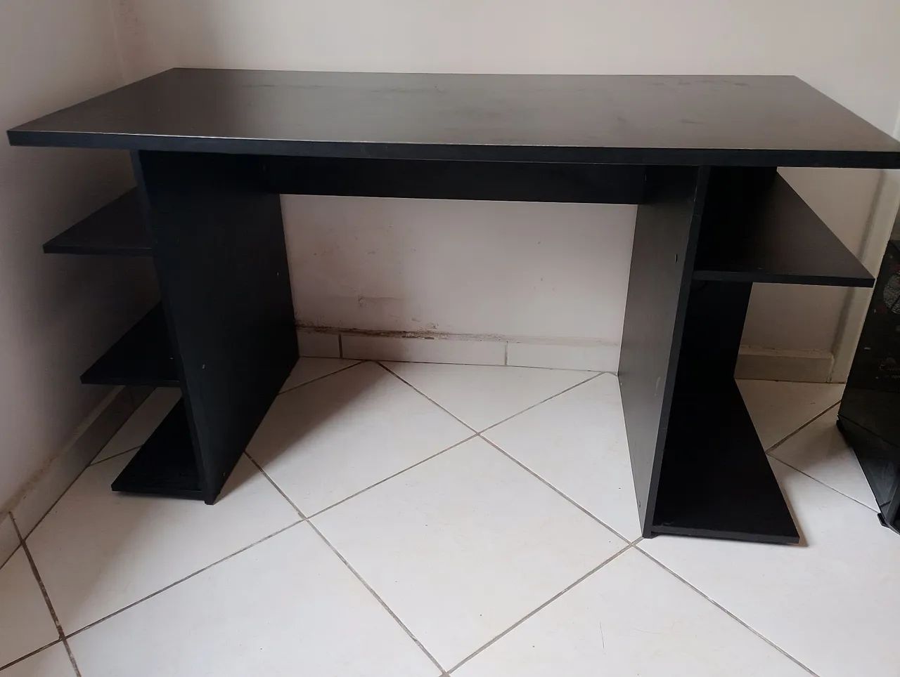 Mesa gamer com pratileiras