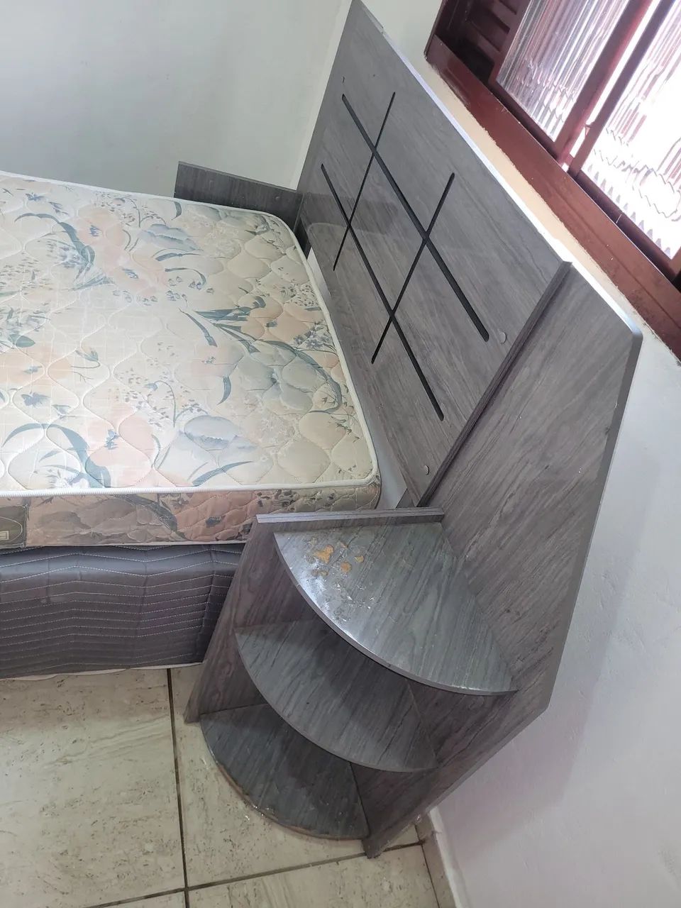Vendo essa cama de solteiro Box com o colchão usada bem conservada - Foto 2