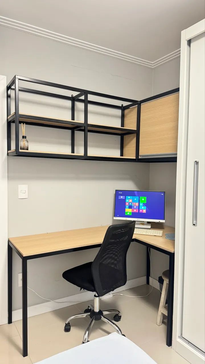 Escrivaninha com prateleiras 