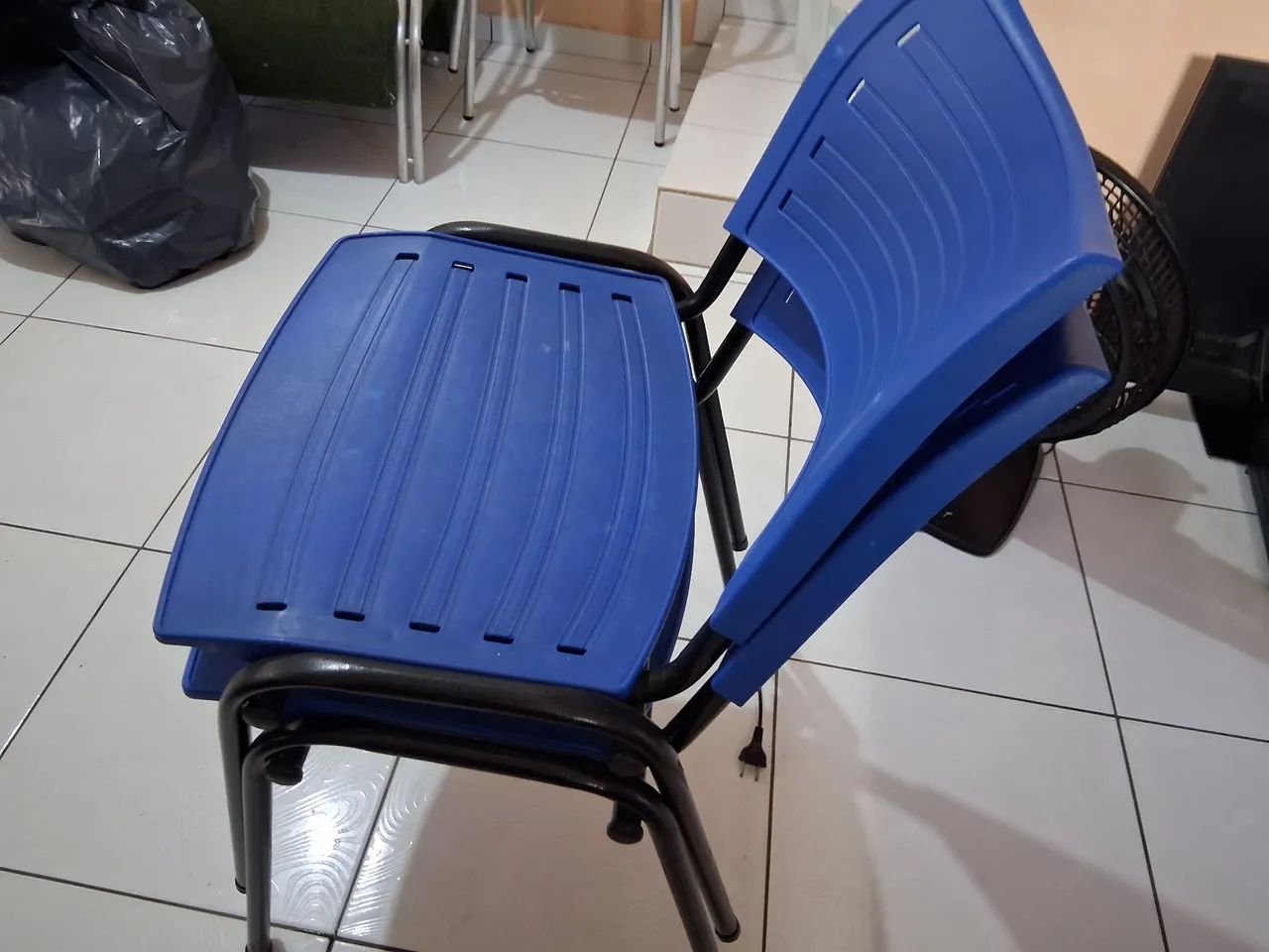 2 (duas) Cadeiras para recepção R$ 100 00