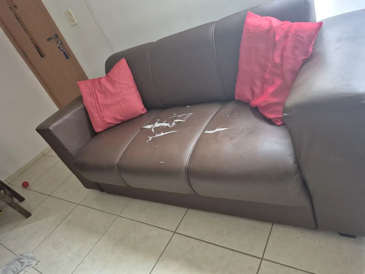 Sofá 3 lugares courino 