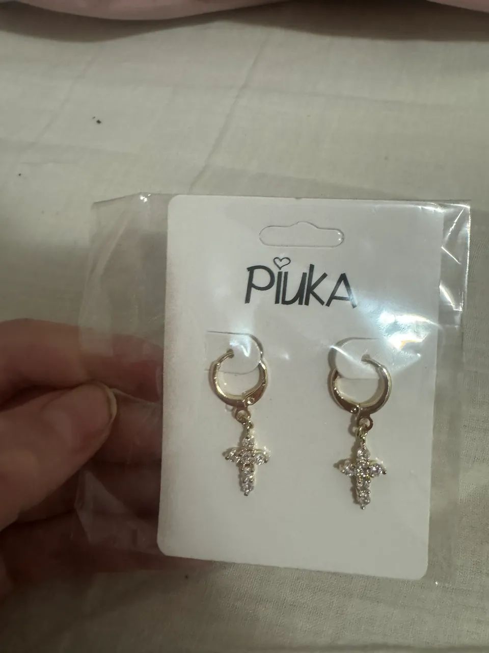 Argola semijoia Piuka cruz com zircônias 