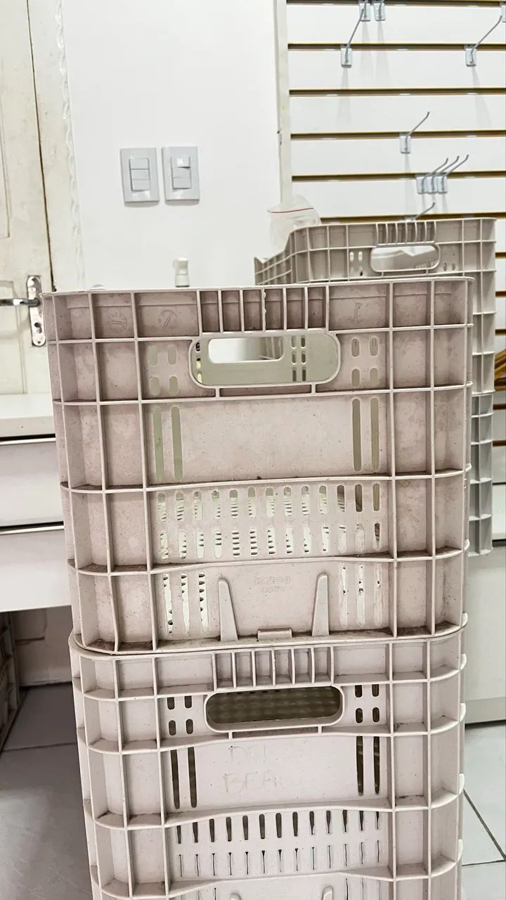 Caixa plástica vazada - Usada - Em bom estado - Foto 4