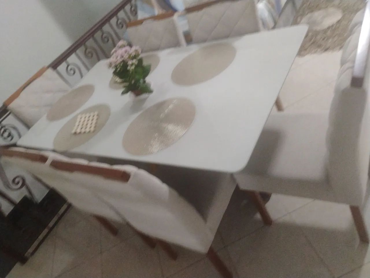 Mesa de jantar com 6 cadeiras 