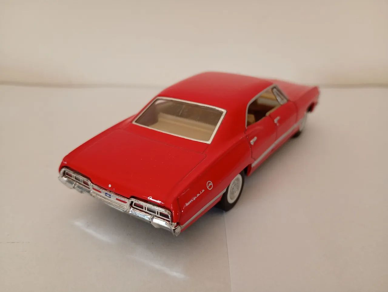 Kinsmart - Miniatura Chevrolet Impala 1967 - Foto 3