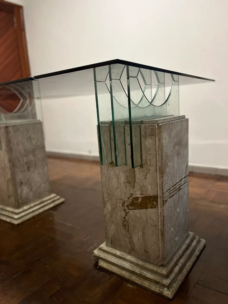 Mesa com base de mármore natural e tampo de vidro - Foto 4