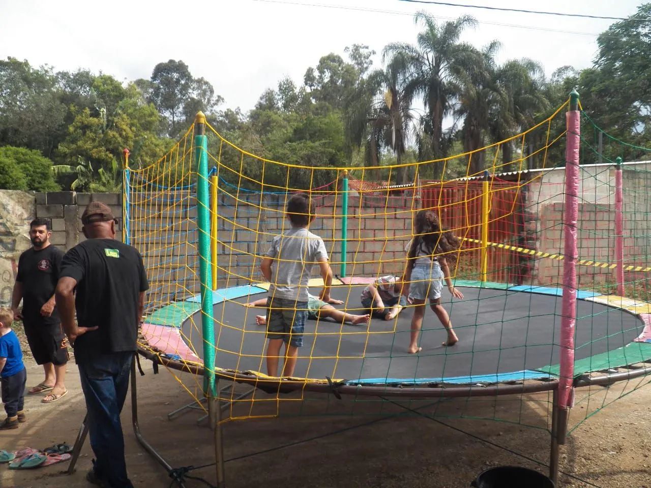 Vendo 2 camas elástica com rede de proteção e escada e uma piscina de bolinhas 