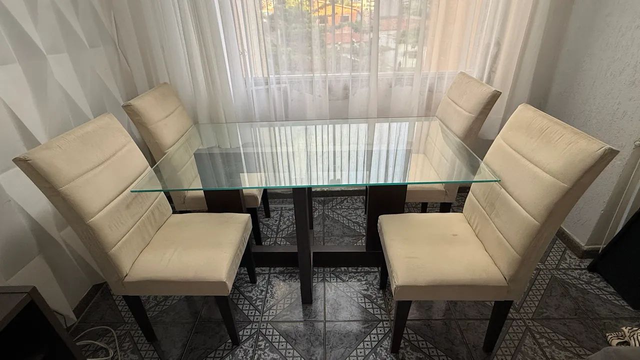 Vendo mesa com 4 cadeiras 