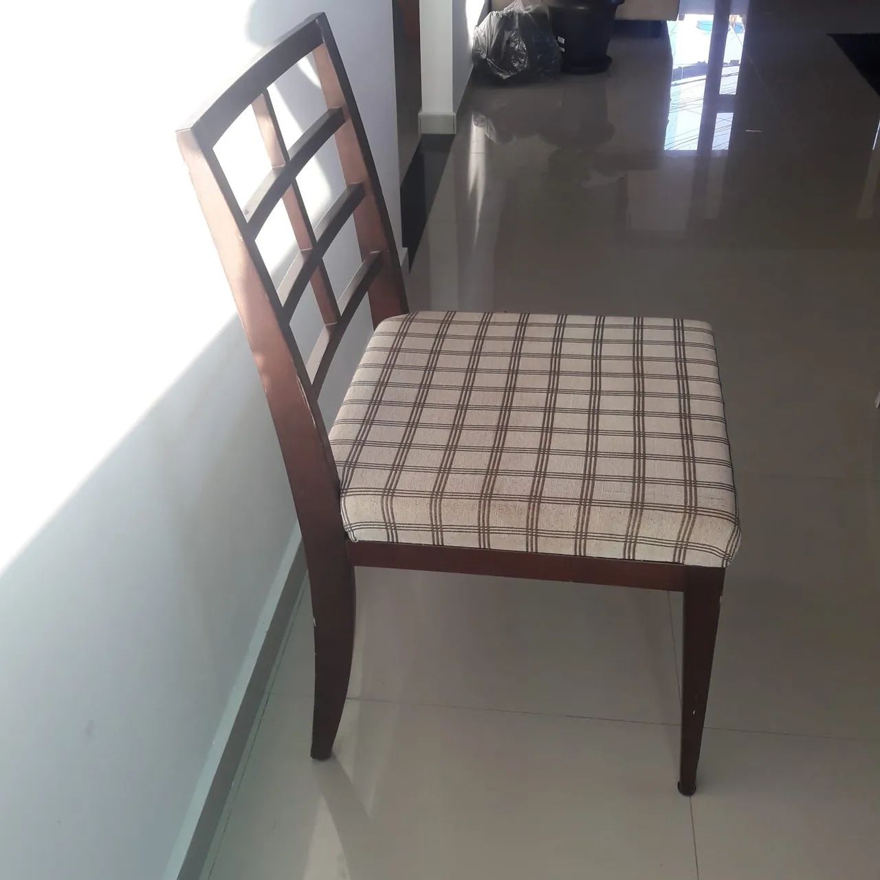 Mesa de jantar em alumínio e tampo de vidro com 4 cadeiras - Foto 4