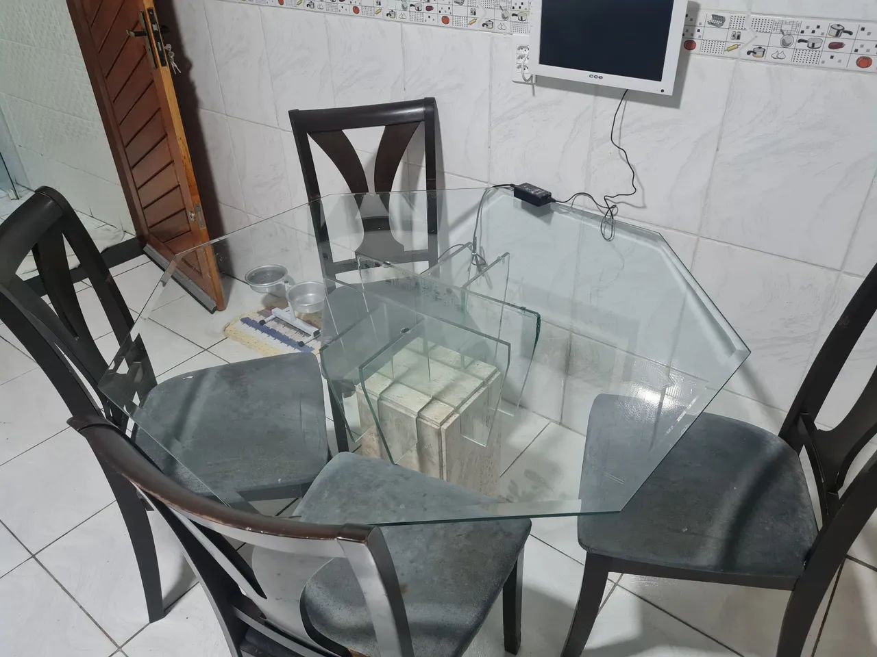 Mesa de jantar tampo de vidro e mármore 