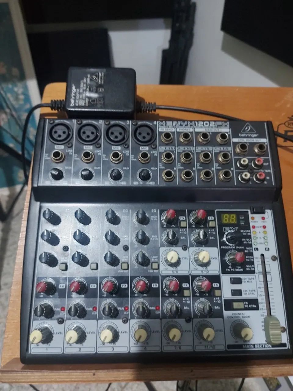 Mesa De Som Behringer Xenyx 1202fx com 12 Canais - Foto 2
