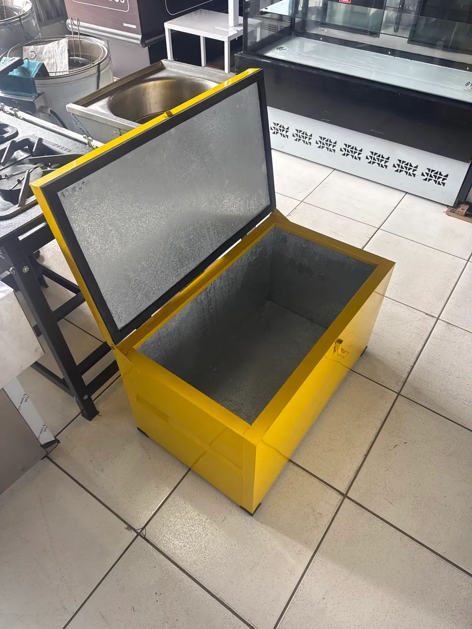 Caixa térmica amarela 130 L  INNAL - Foto 2