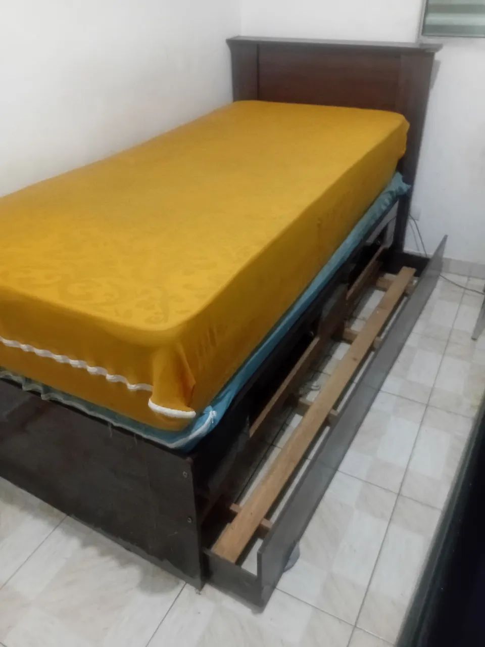 Cama solteiro com colchão usada