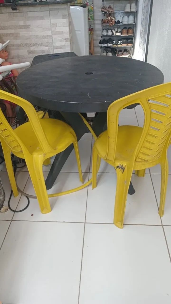Mesa plástico com 2 cadeiras 