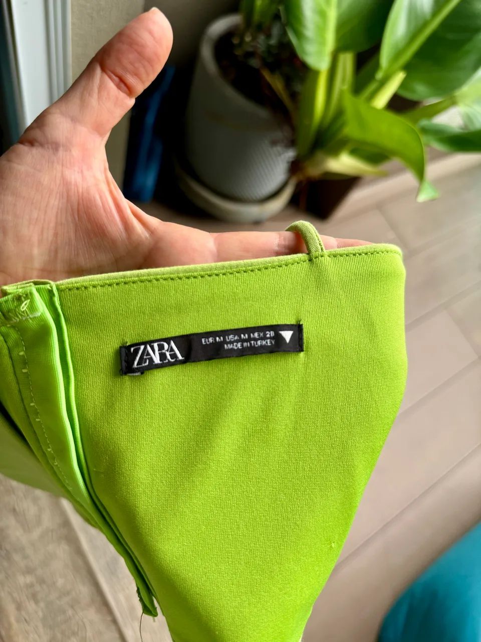 Top Zara estruturado verde TAM M  - Foto 4