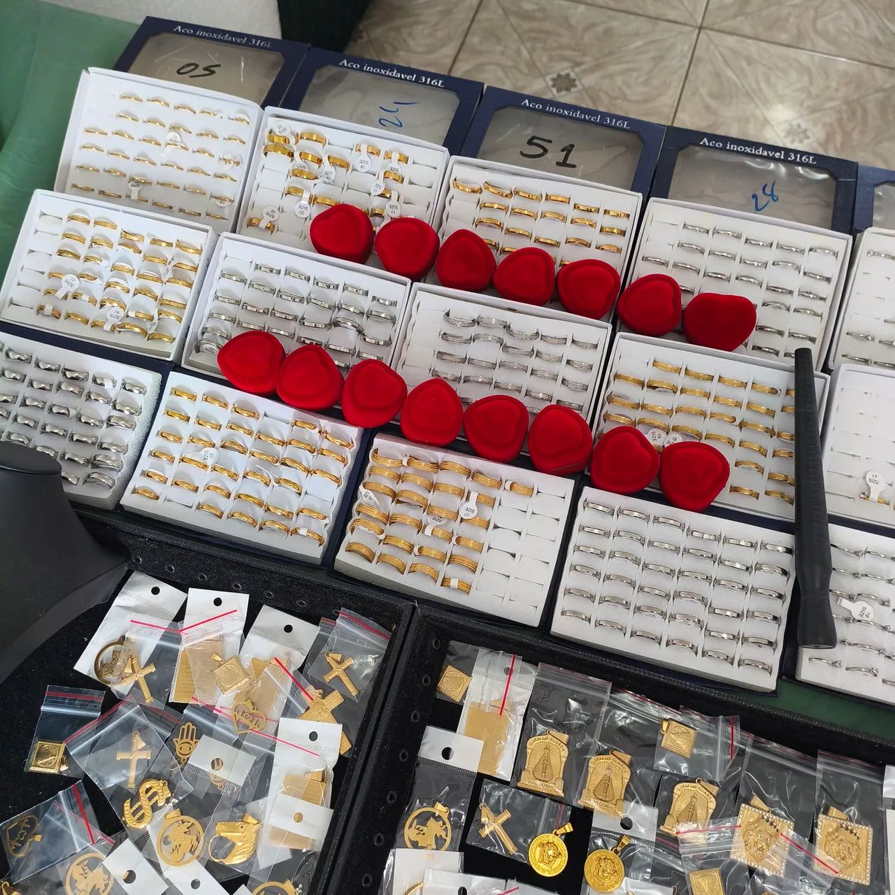 Lote de Bijuterias em Aço Inox Correntes Pulseiras Aneis Brincos Pingentes - Foto 5