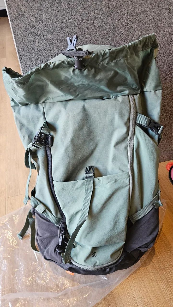 Mochila treking/ hiking Quechua 30L - verde - Foto 3