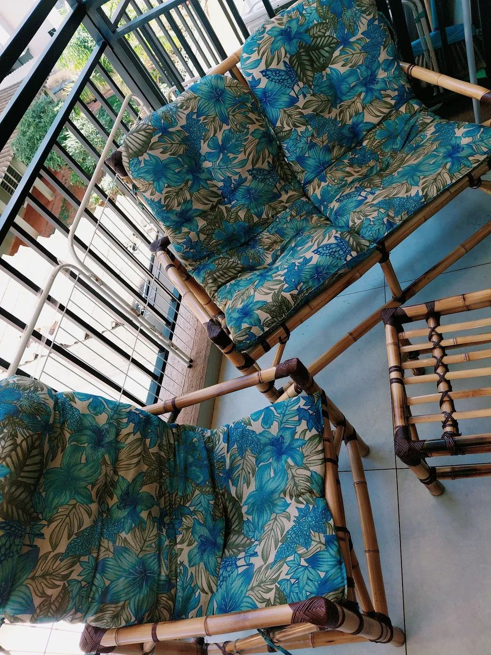 Conjunto de sofá 2 lugares e 1 lugar com mesa de centro em bambu  - Foto 2