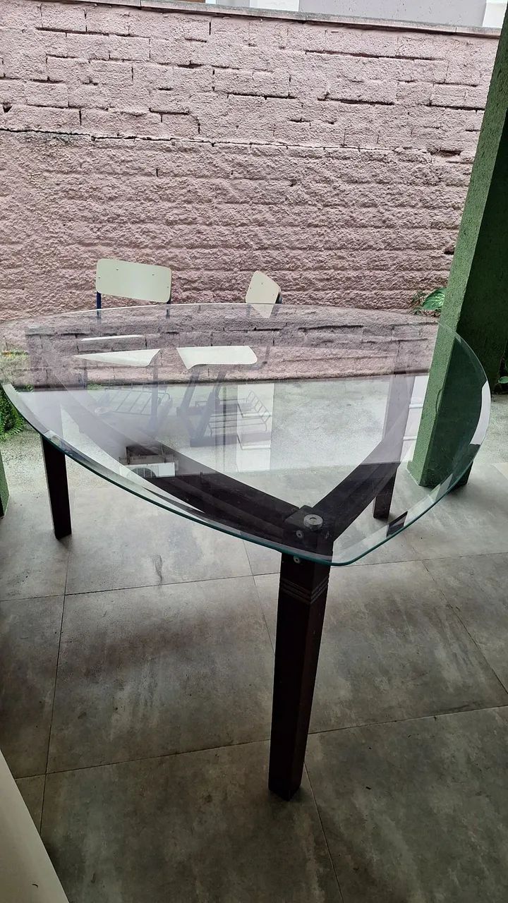 Mesa de Jantar Moderna em formato triangular com vidro curvo e base de madeira - 6 Lugares