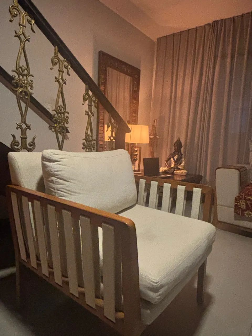 Poltrona de madeira maciça em linho. Usada. 