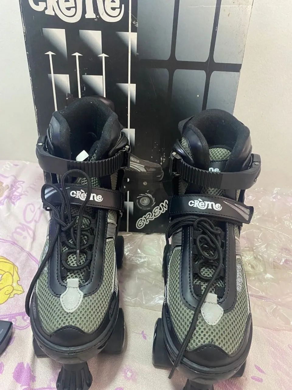 PATINS COM EQUIPAMENTO DE PROTEÇÃO