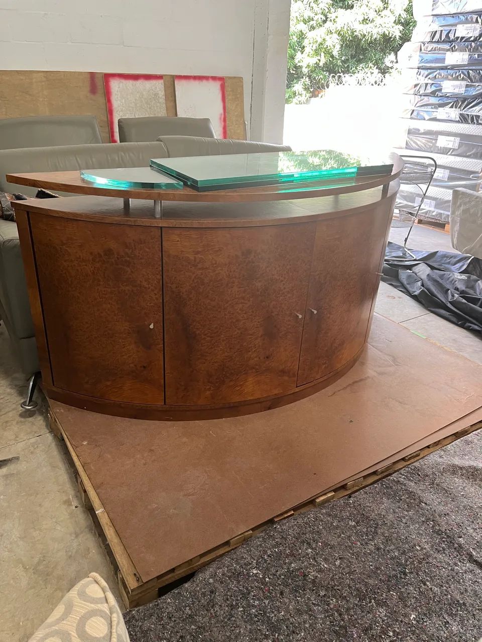 Aparador adega e poltrona em madeira nobre - Foto 3