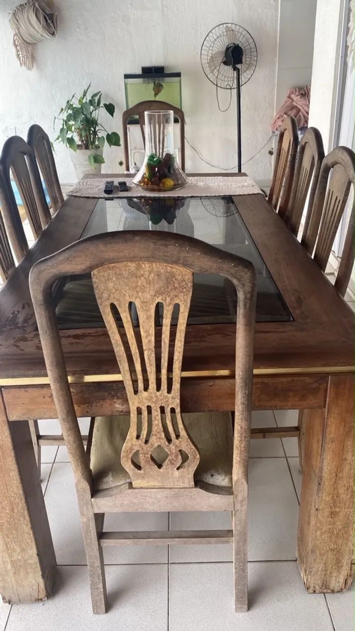 Mesa antiga de qualidade com 8 cadeiras