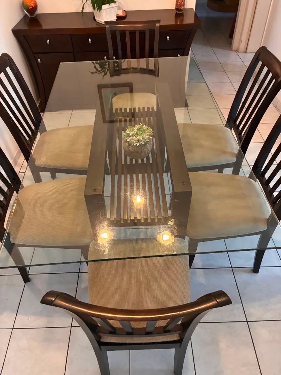 Mesa com 6 cadeiras tampo de vidro e móvel de sala  - Foto 2