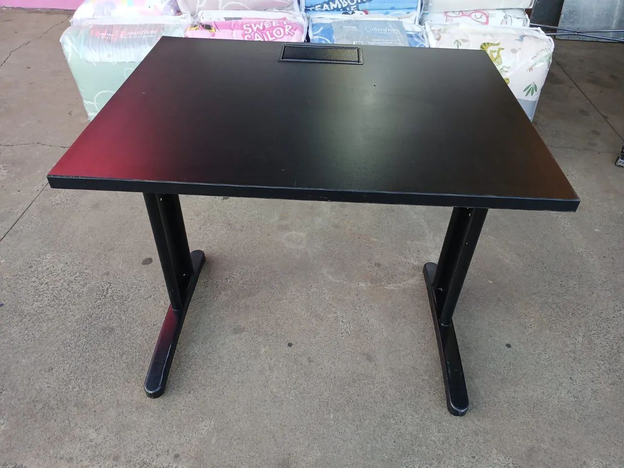 Mesa para escritório em MDF com base de ferro , possui passagem para cabos semi-nova  - Foto 5