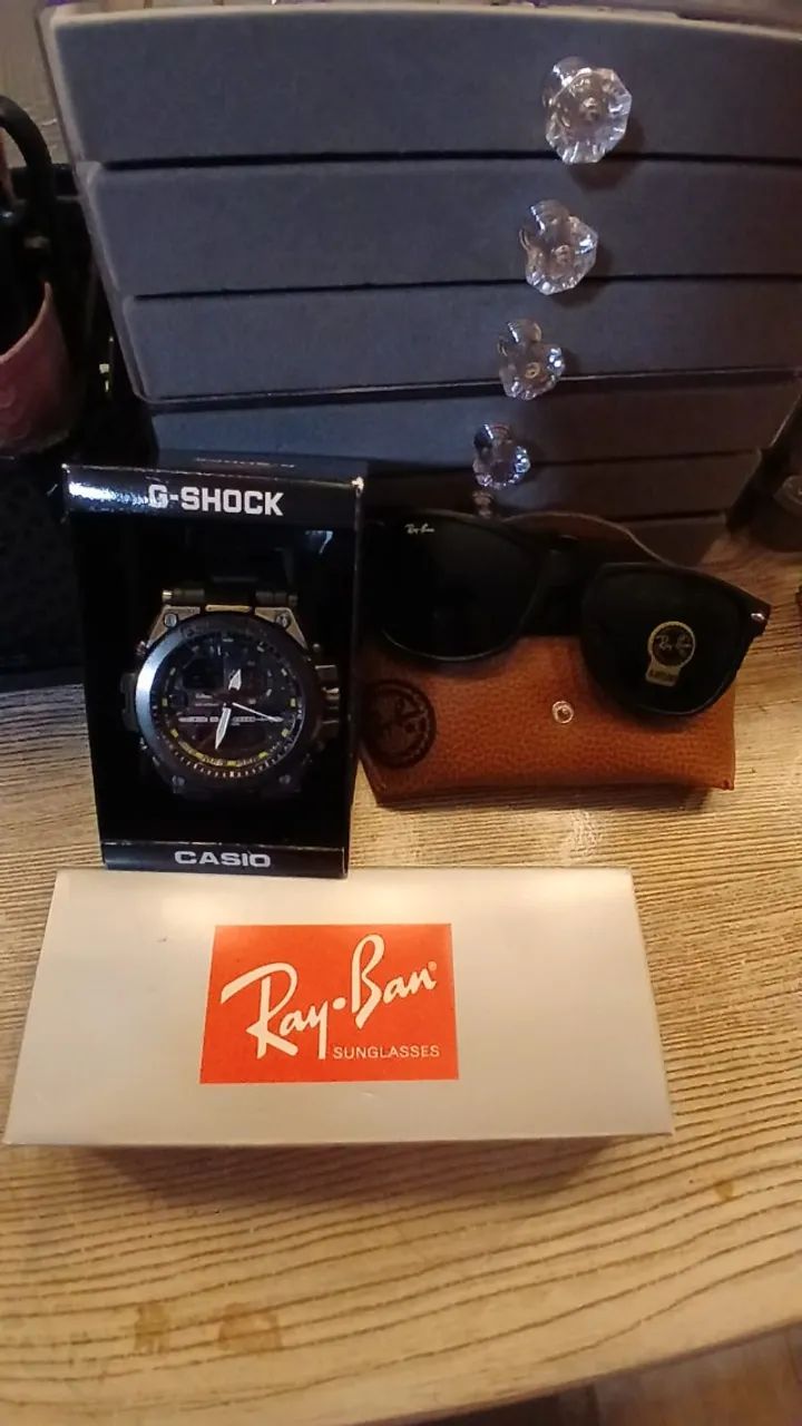 Relógio G-Shock e um óculos ray ban