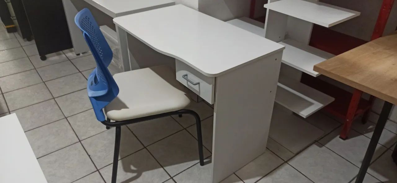 Mesa e cadeira 