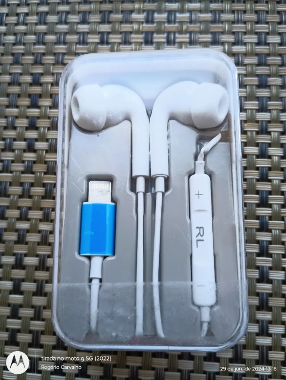 Fone de ouvido com fio da Apple na caixa