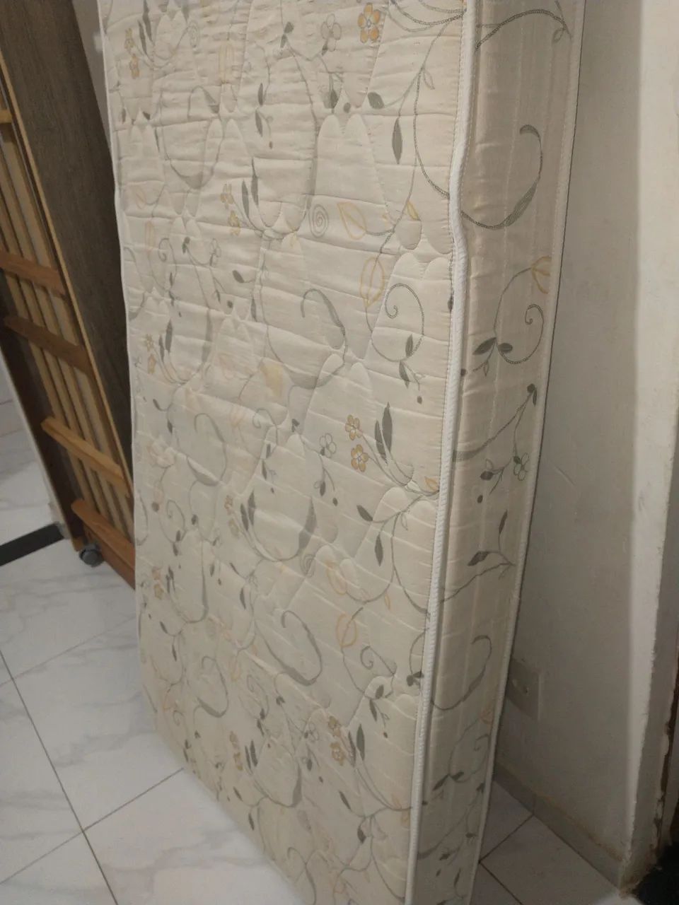 Cama com rodinhas e colchão 64962683339906122