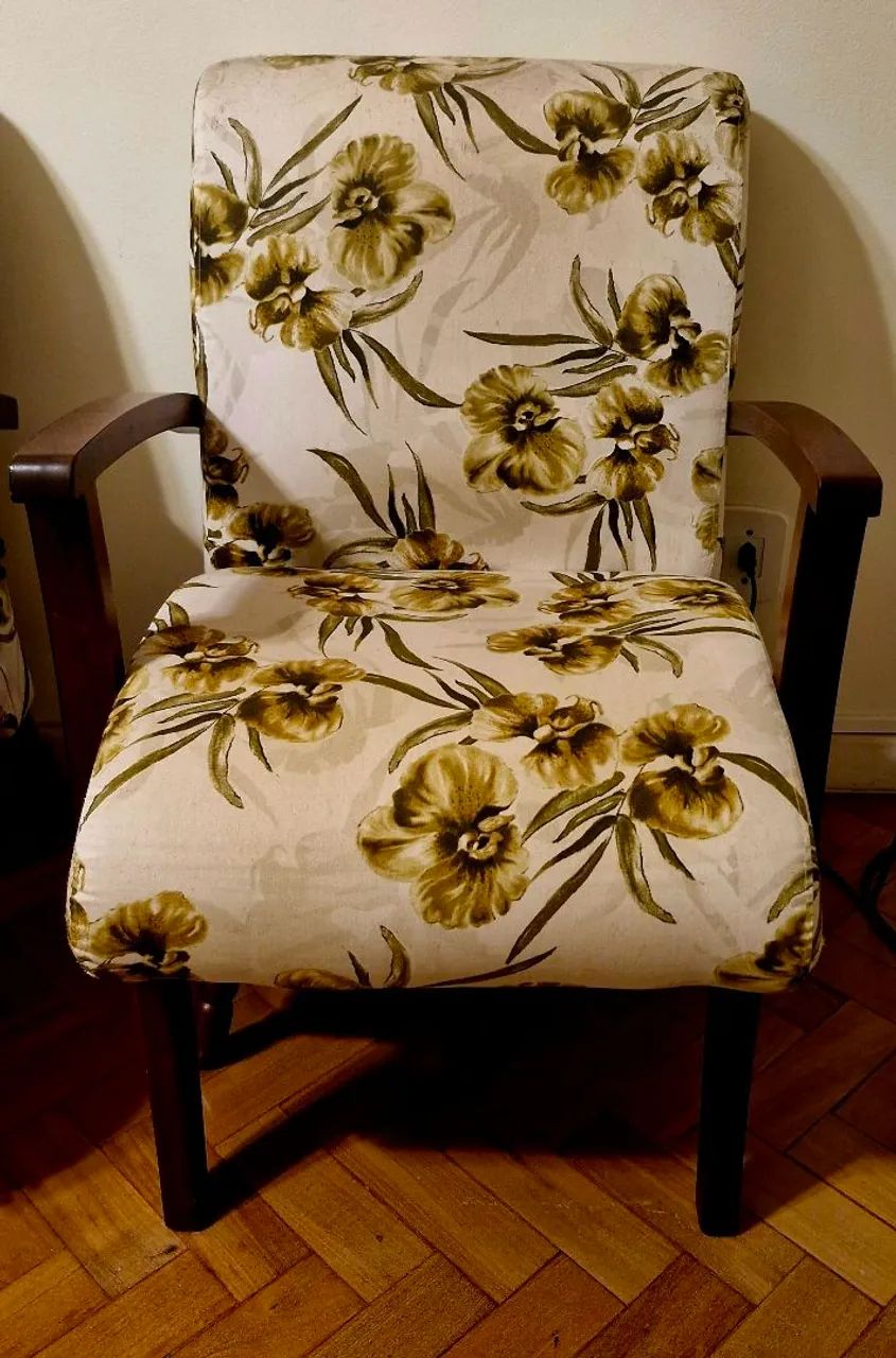 Poltronas em tecido floral