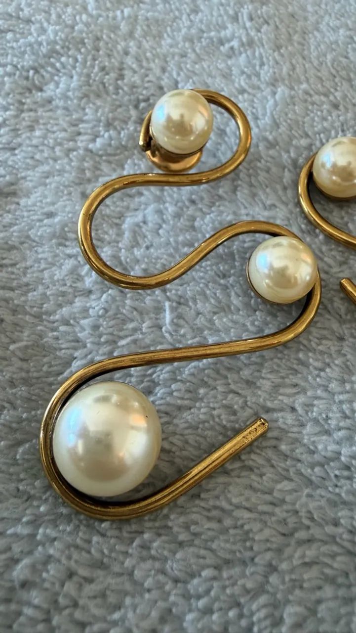 Brinco SD Dourado com Pérolas - Design Moderno e Sofisticado - Foto 3