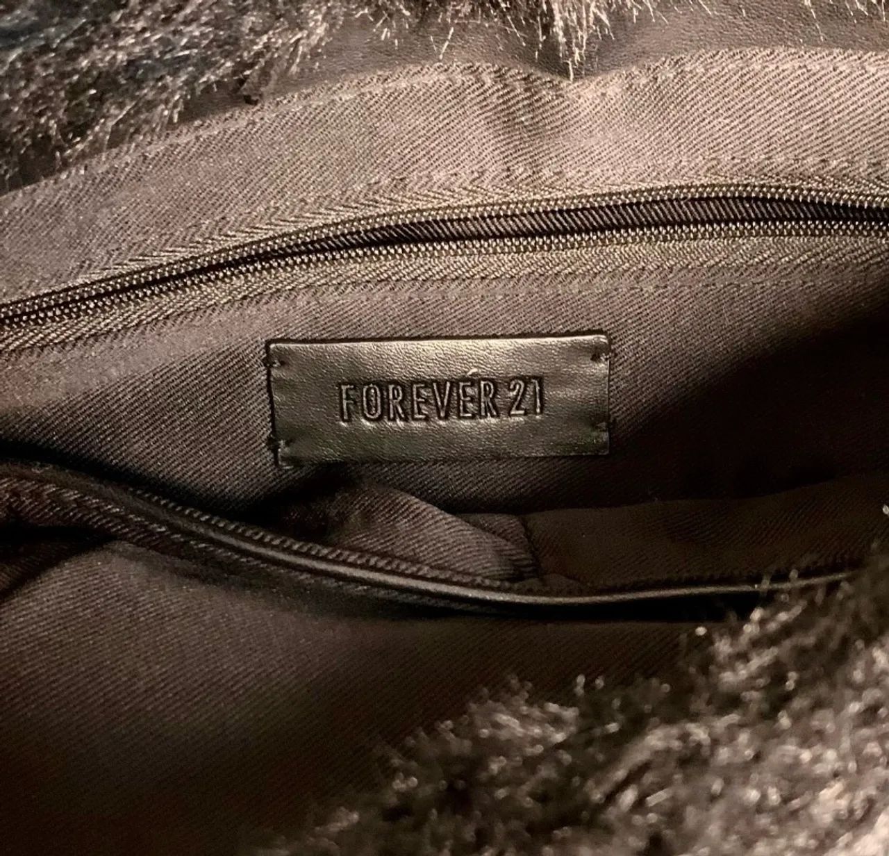 clutch preta de pelinhos da forever 21 bolsa envelope - Foto 5