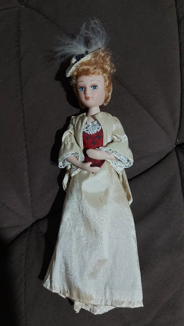 Boneca de porcelana Cecily Cardew