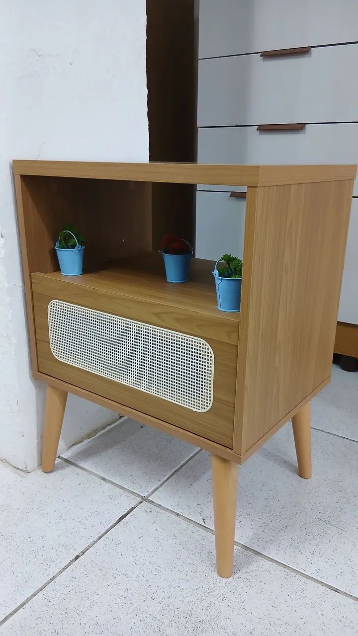 Mesa de cabeceira com tela e pés em madeira 