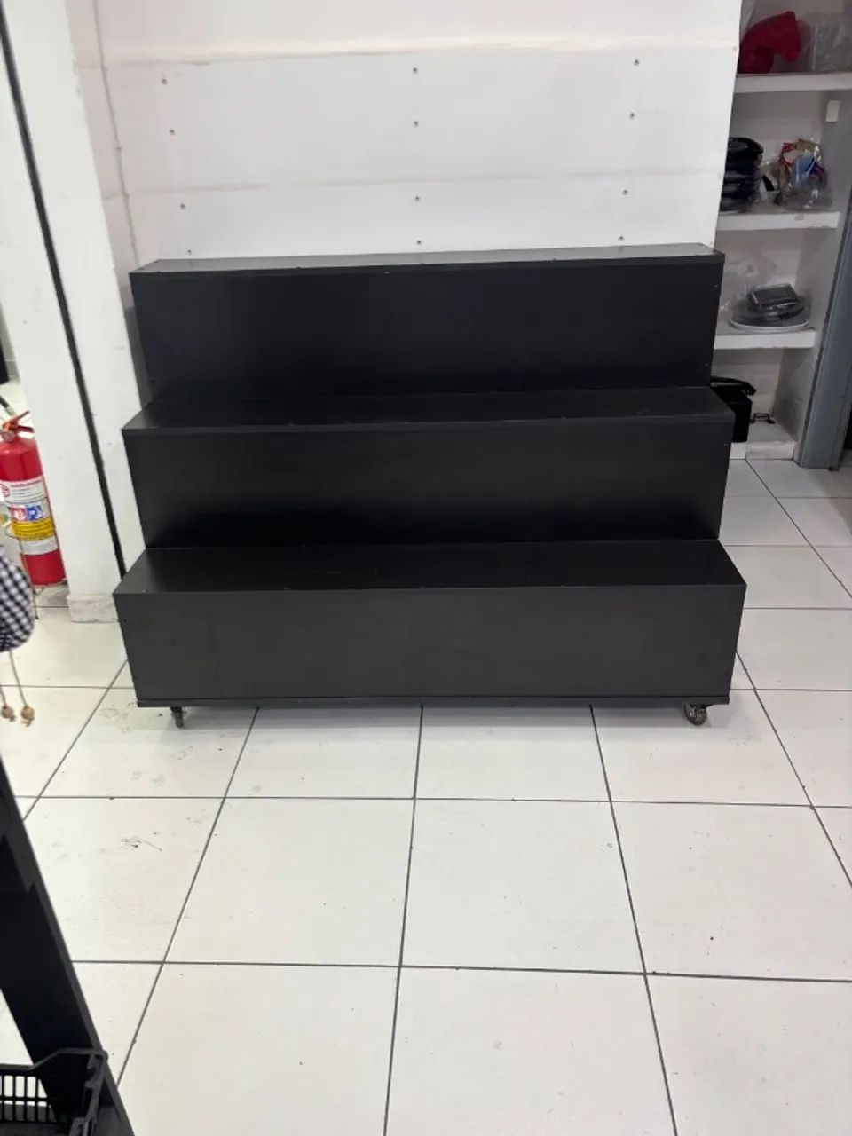 Balcão expositor tipo escada em MDF