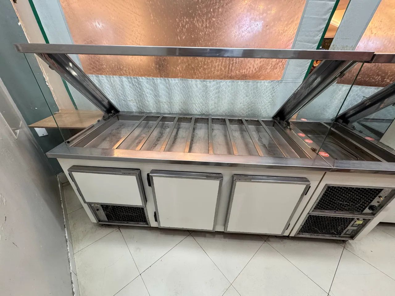 Expositor de alimentos. Balcão frio, quente, refrigerado e caixa. 