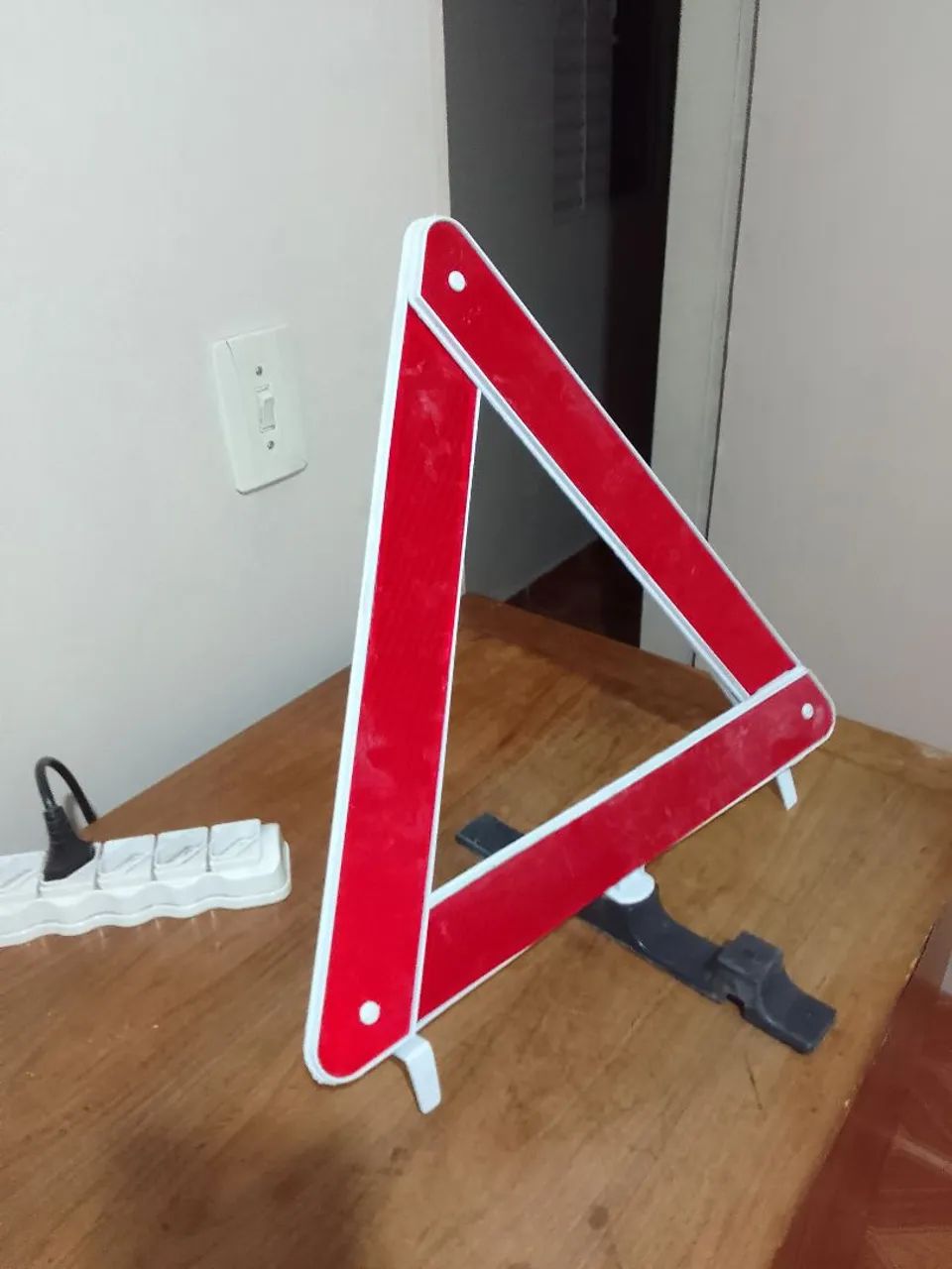 Triângulo veicular de alerta 