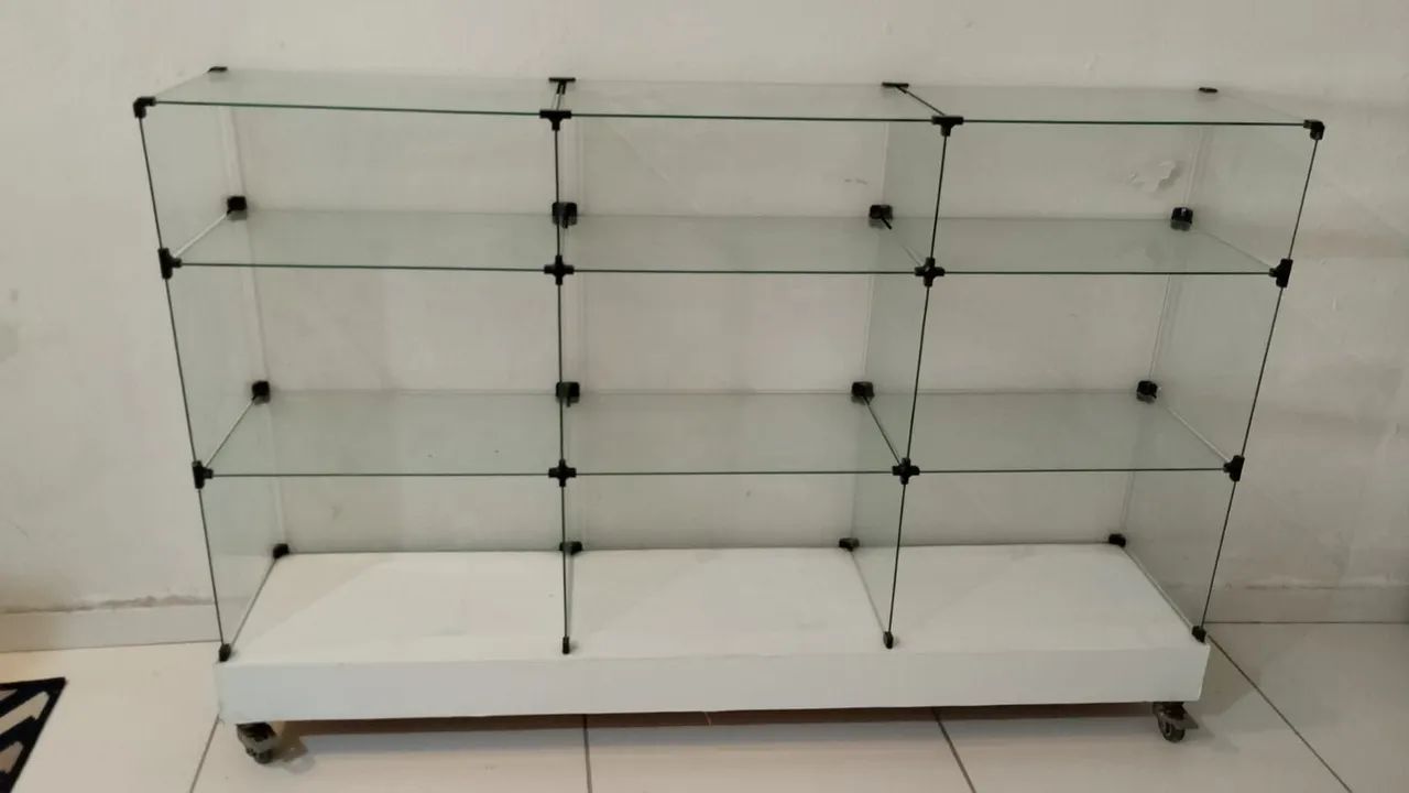 Expositor de vidro com rodinhas
