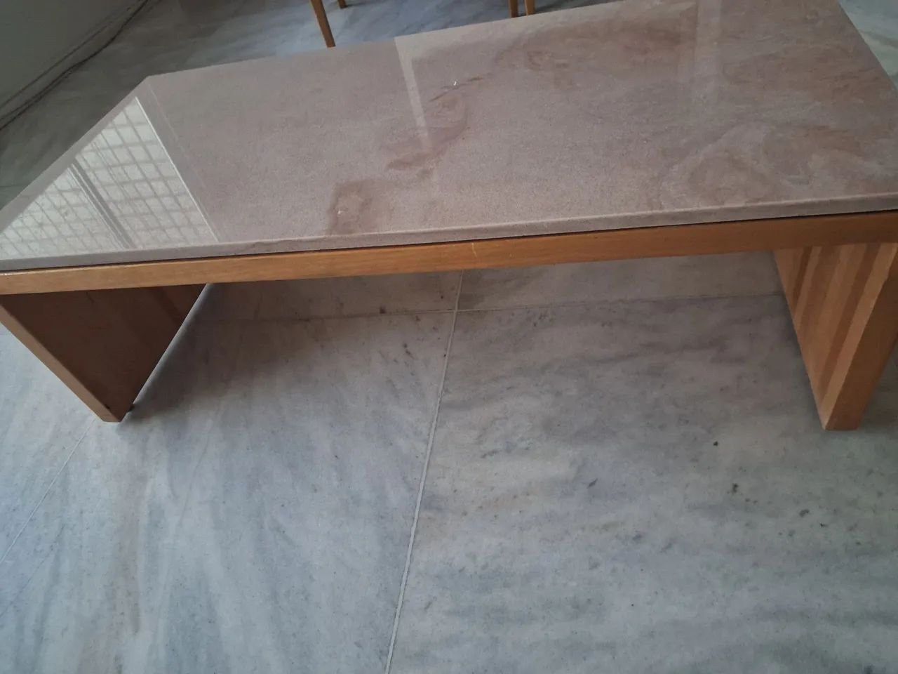 Mesa de centro em madeira e tampo de mármore  - Foto 2