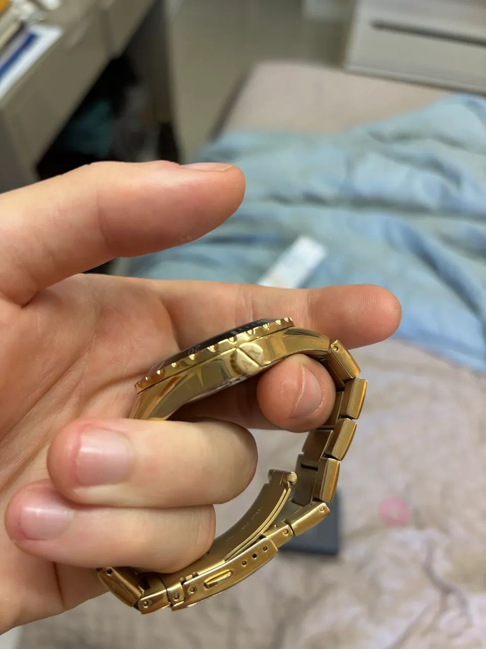 Relógio Armani Exchange dourado. - Foto 2