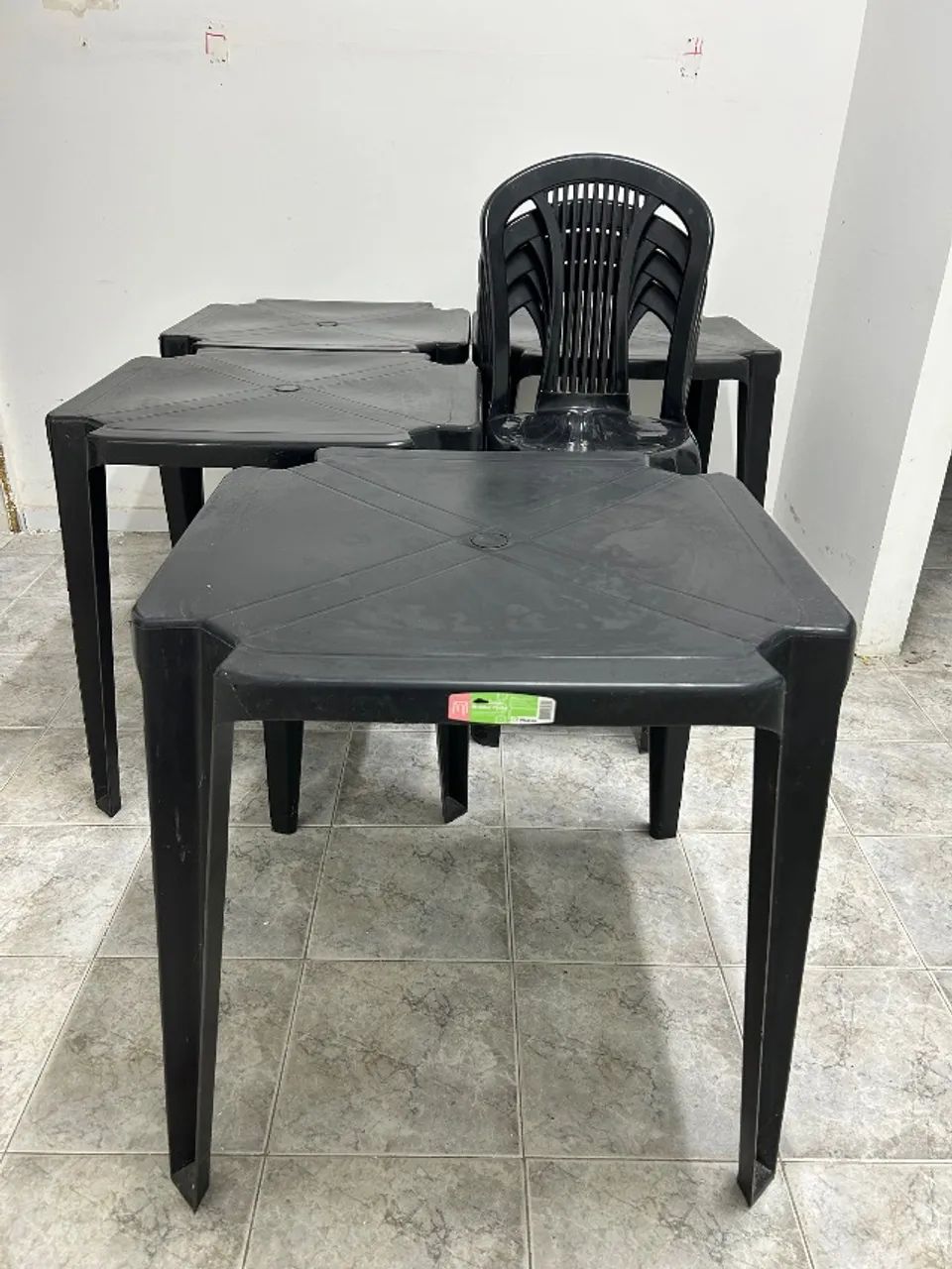 Vendo 1 conjunto de mesa e 4 cadeiras e outras 3 mesas, todas de plástico preto 